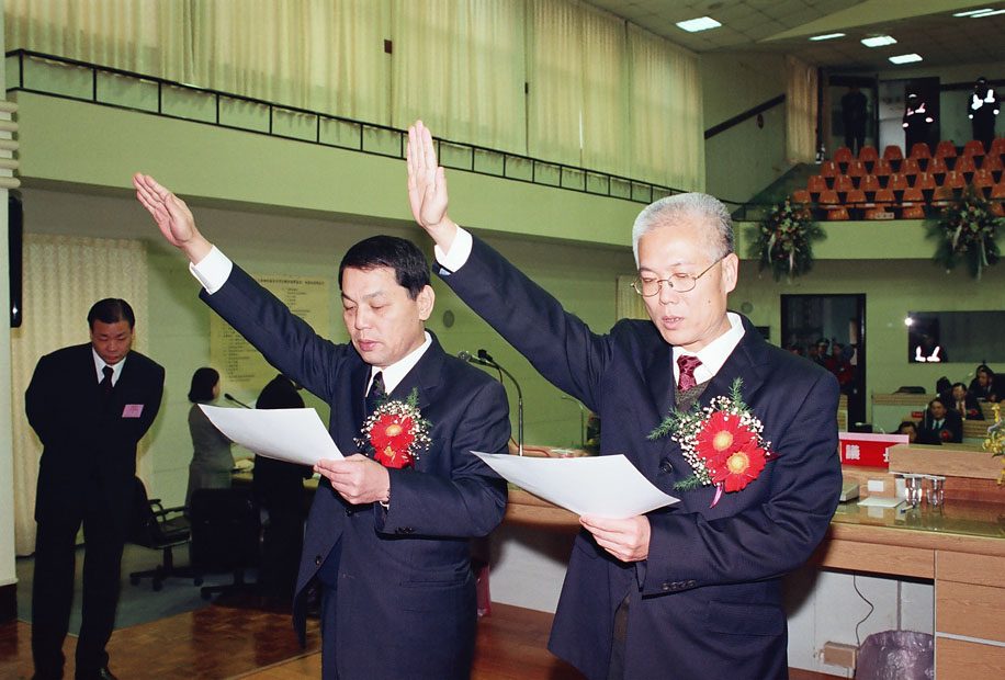 本會第七屆議長鄭成光、副議長謝文進、宣誓就職留影