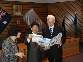 本會陳秘書長致贈費菲市市長簡介