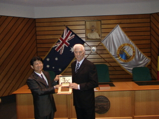 本會陳秘書長致贈費菲市市長紀念品
