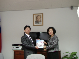 本會陳秘書長致贈李處長簡介