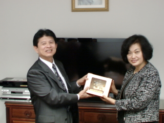 本會陳秘書長致贈李處長紀念品