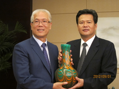 謝議長與平潭綜合實驗區書記龔清概互贈紀念品