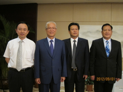 左起平潭副書記杜源生、新竹市議長謝文進、平潭書記龔清概、與新竹市長許明財合影留念