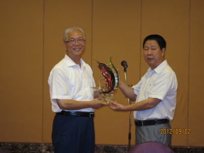 謝議長與福州市政協主席方清海互贈紀念品