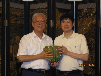 謝議長與福州市長楊益民互贈紀念品
