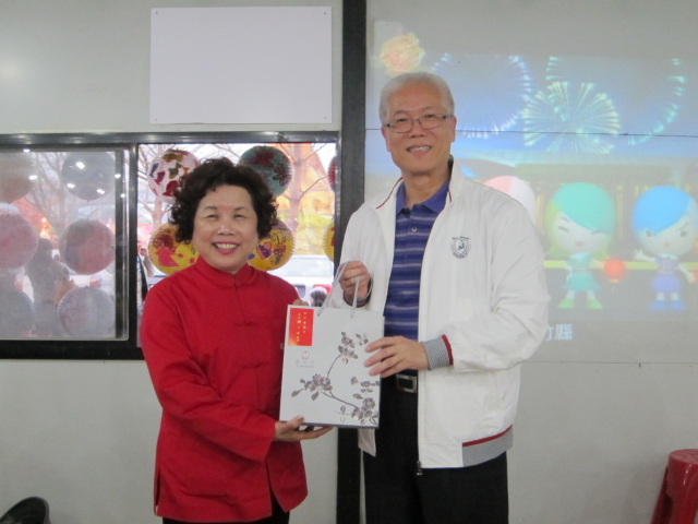 謝議長與縣長夫人古素珍互換紀念品，感謝縣府團隊細心安排燈會導覽。