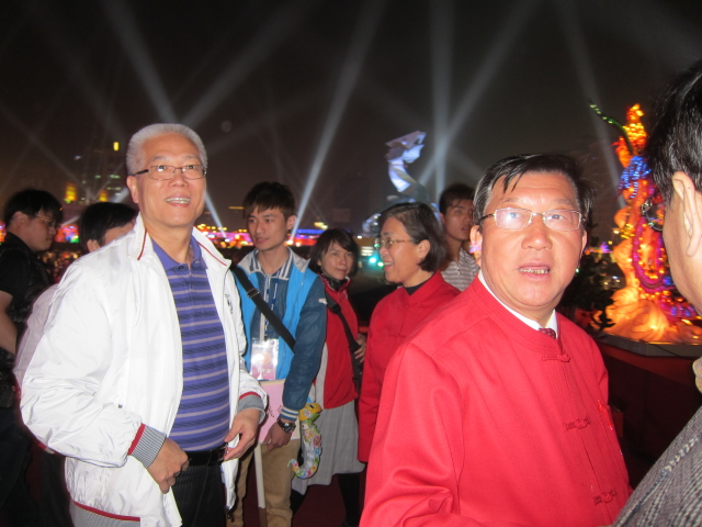 謝議長為邱縣長介紹參訪團成員。
