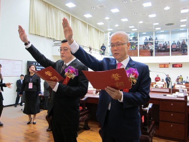103年12月25日本會第9屆議長謝文進（右）副議長許修睿（左）宣讀誓詞就職。