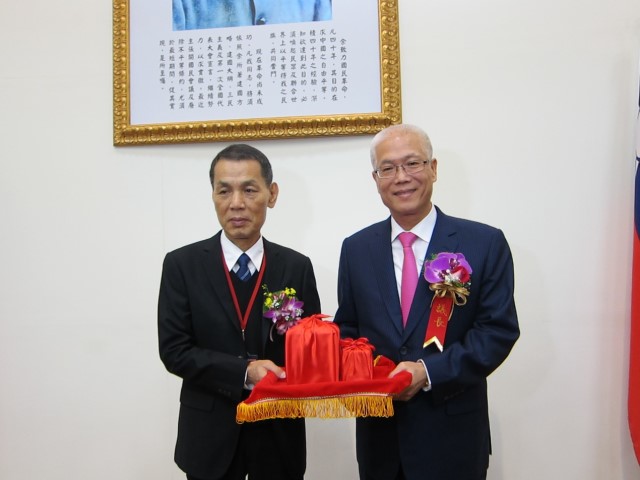 103年12月25日就職典禮主持人本會鄭成光議員（左）移交印信予當選連任議長謝文進（右）