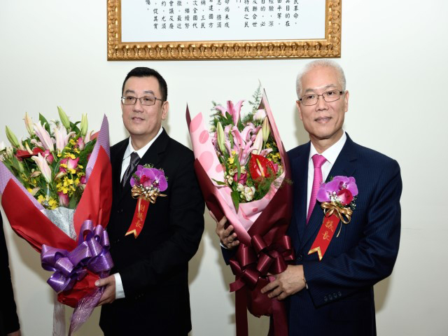 103年12月25日本會第9屆當選連任議長謝文進（右）新任副議長許修睿（左）