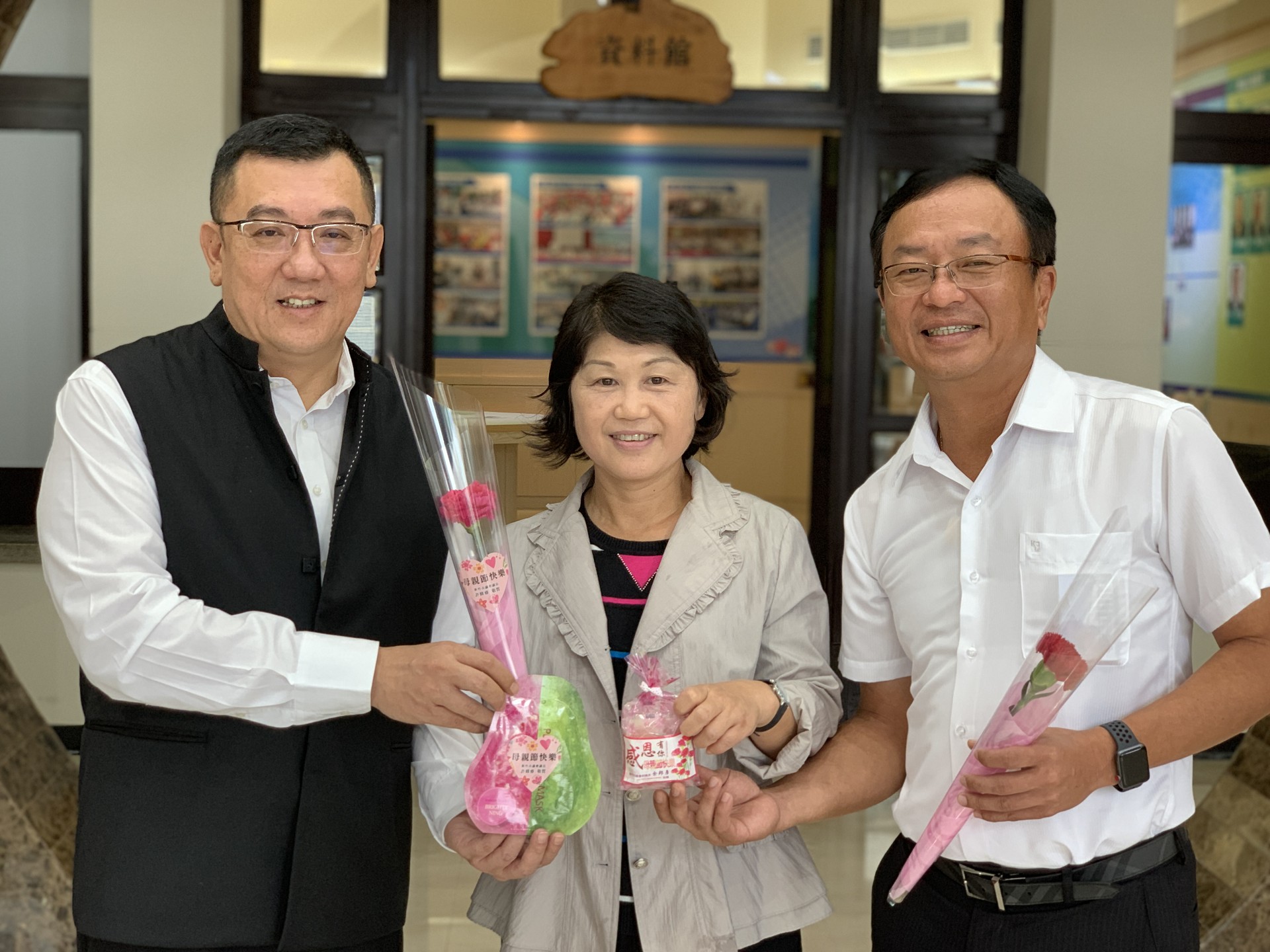 許修睿議長贈送新竹市議會職員工康乃馨與面膜