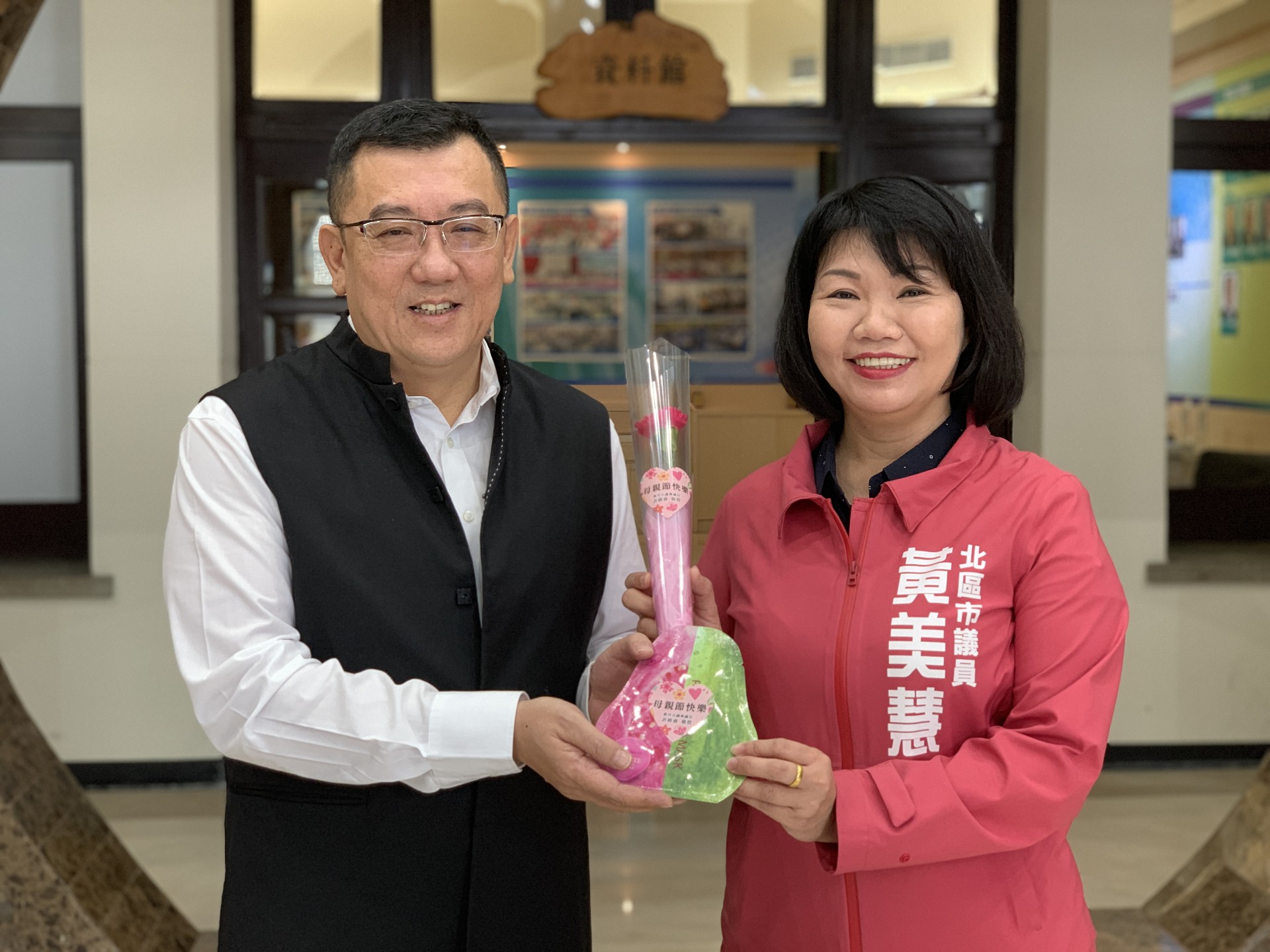 許修睿議長贈送新竹市議會職員工康乃馨與面膜