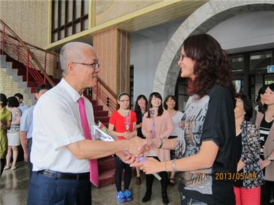 謝議長分送康乃馨 祝賀母親節快樂1.jpg