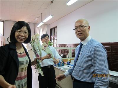 謝議長分送康乃馨祝賀母親節快樂1.jpg