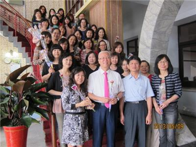 謝議長分送康乃馨 祝賀母親節快樂2.jpg